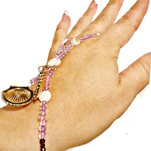 Sea Shell Locket Beaded Hand chain - Picture 3 of 14